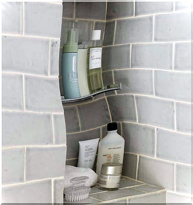 Built-in shelving to decorate a small bathroom