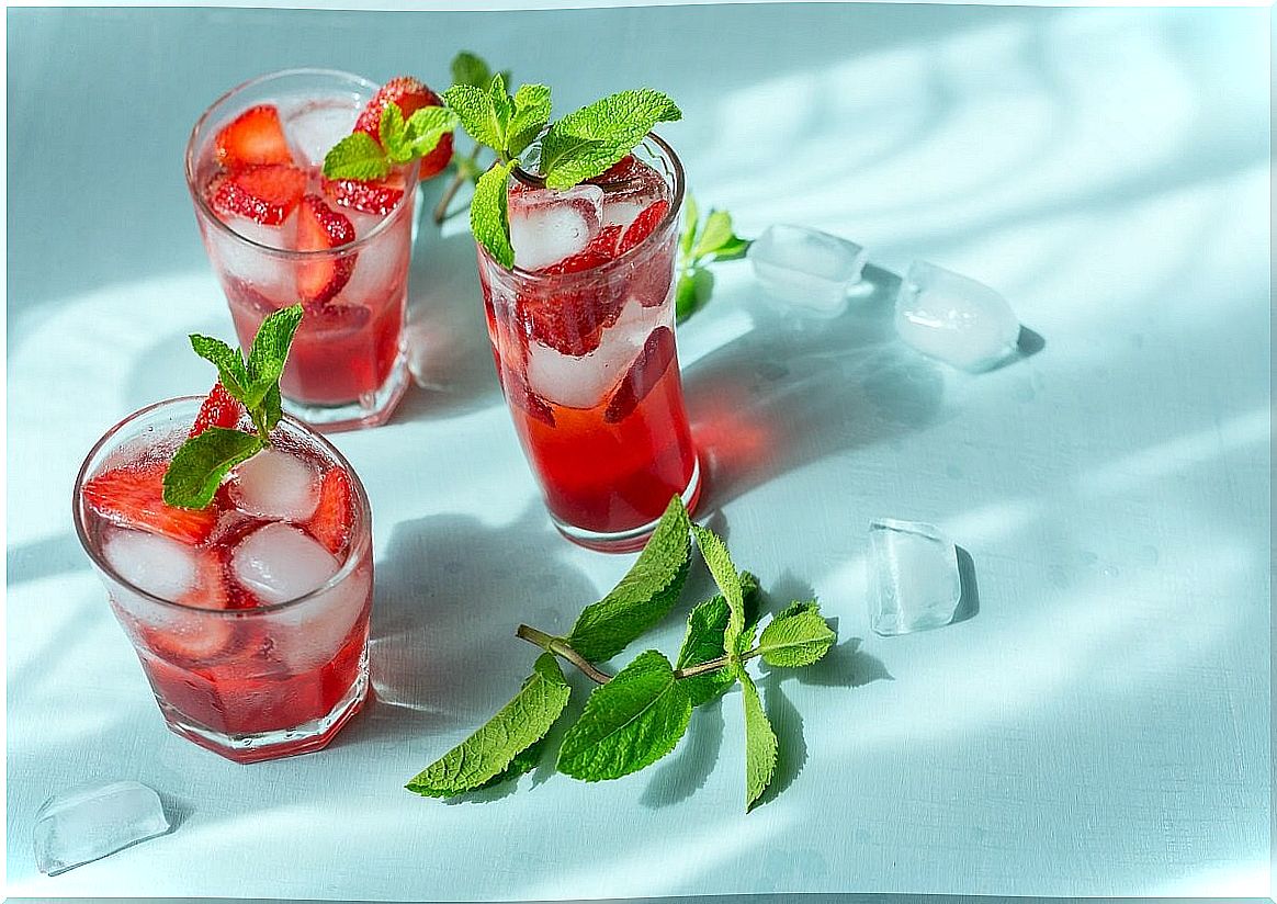 Non-alcoholic strawberry cocktail 