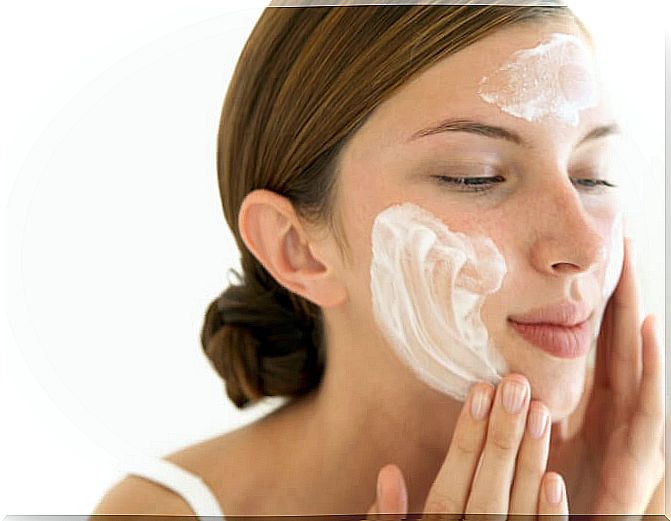 Woman cleaning her face: cleanse your skin properly