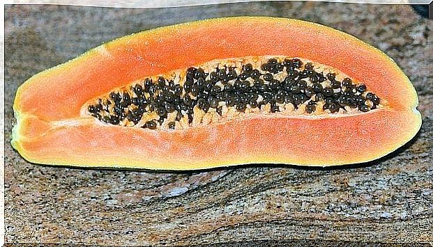 The papaya smoothie is one of the best natural drinks for gastritis.