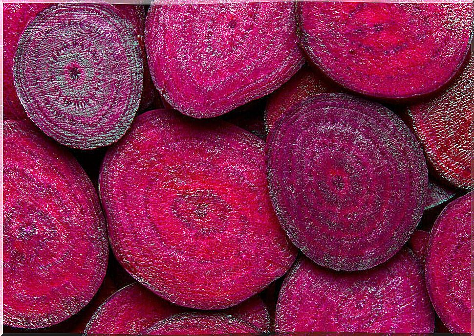 Sliced ​​fresh beets to eat.