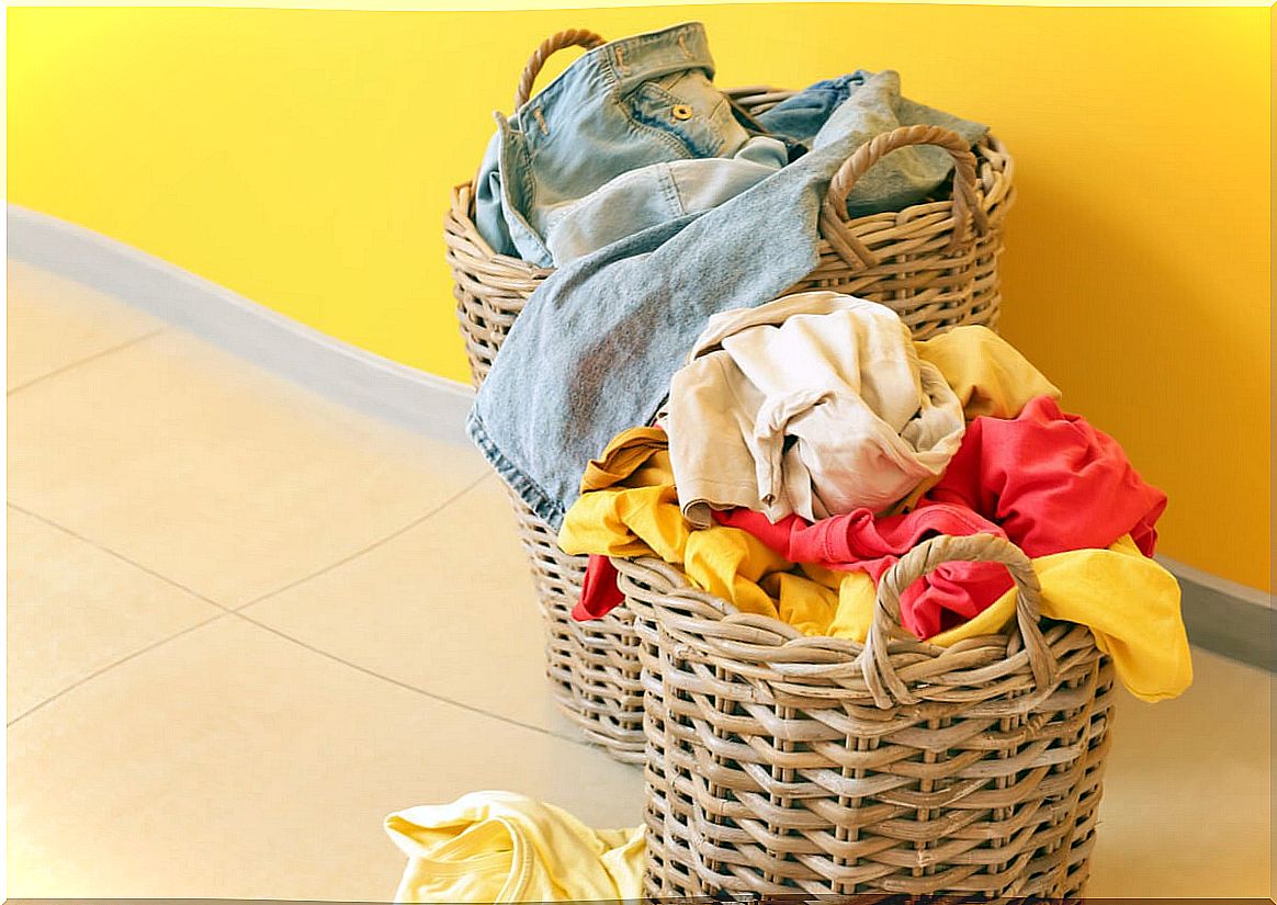 Organize clothes in trash cans for busy people to wash.