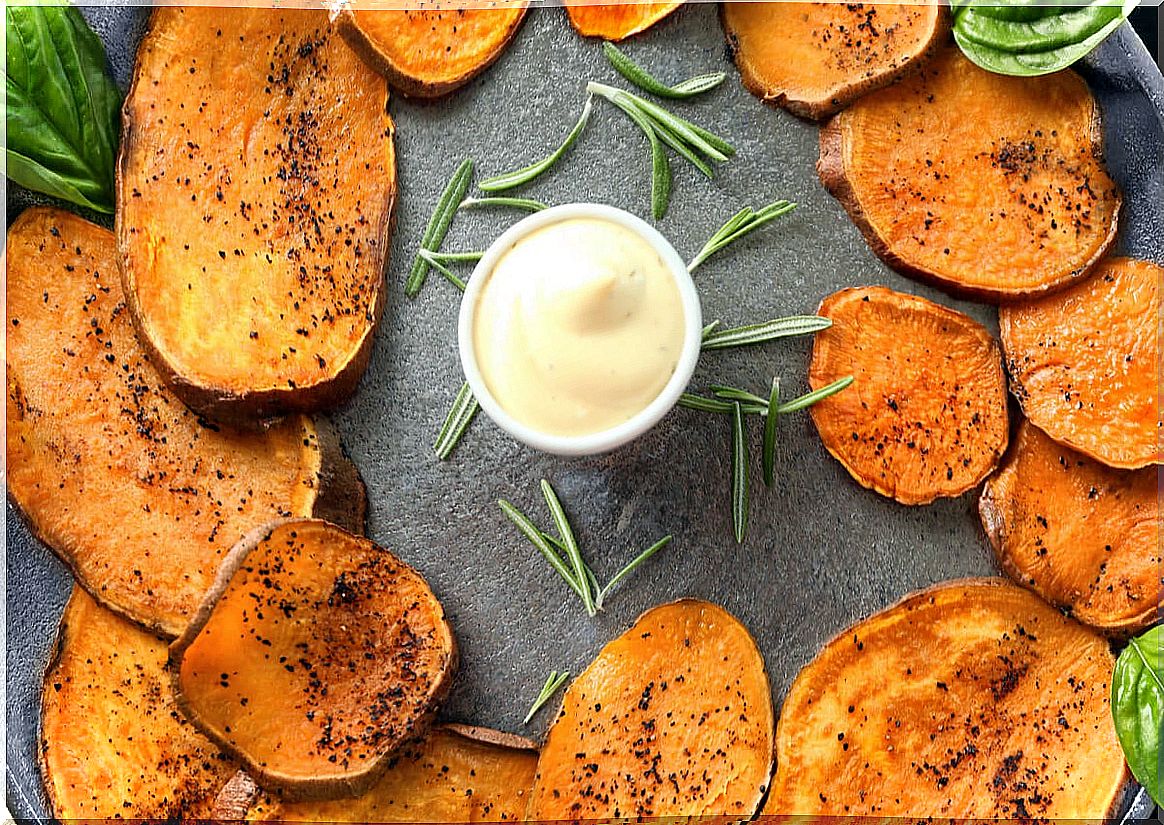 Fried sweet potato and cream.