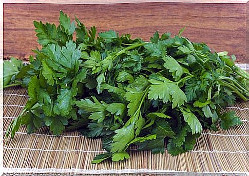 Parsley to treat skin blemishes