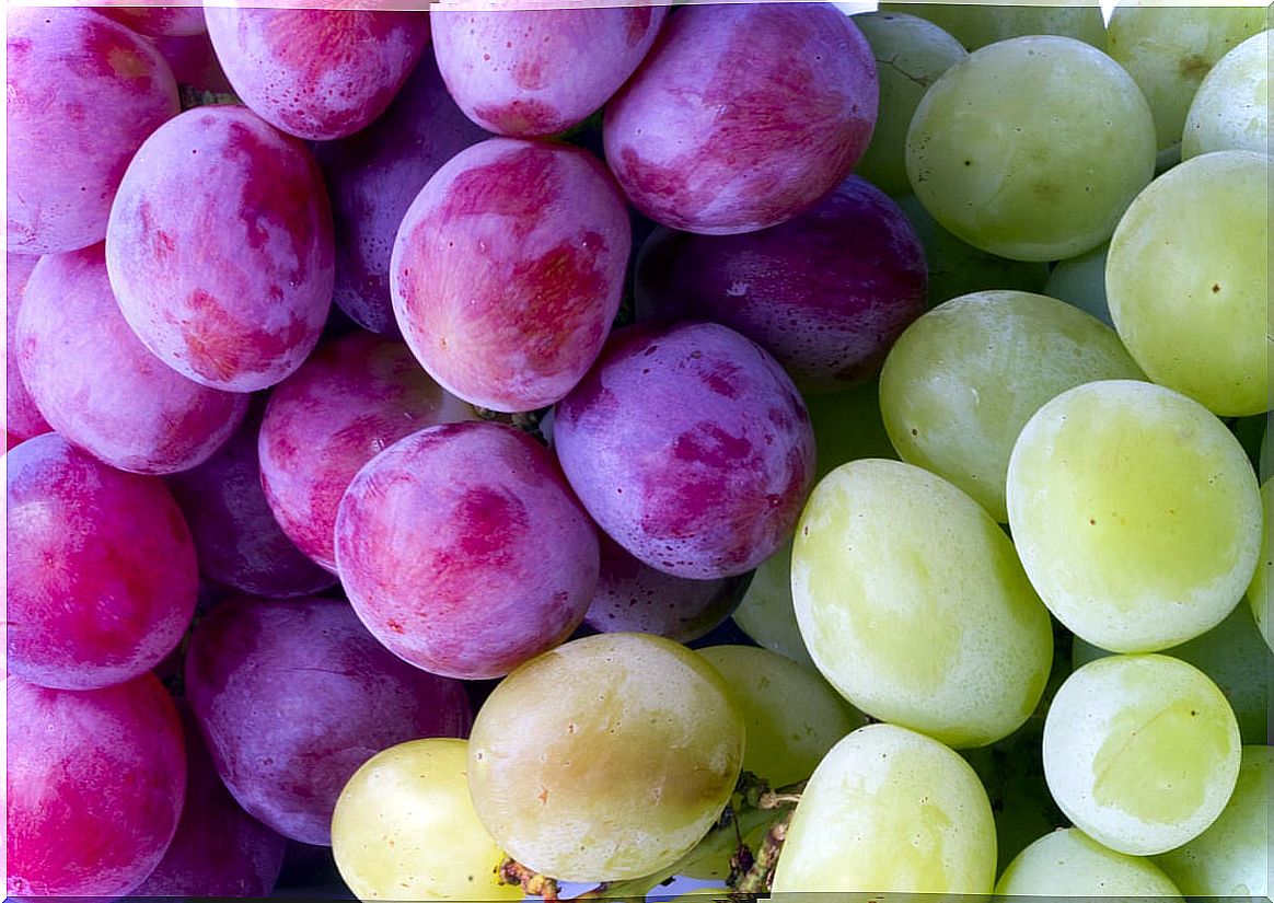 Red and white grapes.