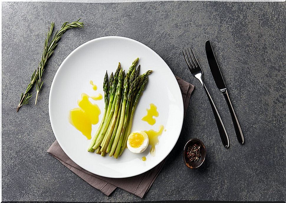 Dish with wild asparagus and hard-boiled egg.